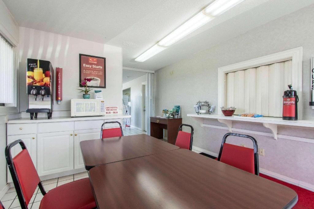 Econo Lodge Crestview Buitenkant foto