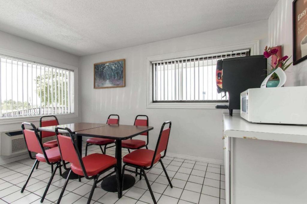 Econo Lodge Crestview Buitenkant foto